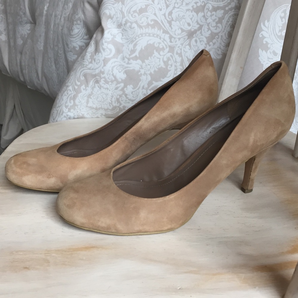 Suede nude pumps